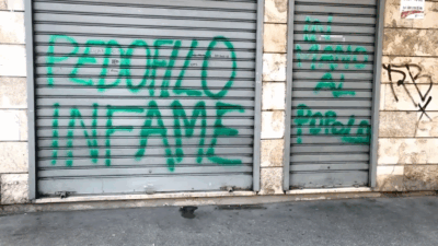 Copertina di Caso Torino, molestie sulla tredicenne: insulti sulle saracinesche del minimarket dell’indagato