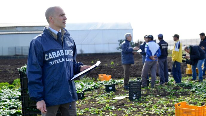 Braccianti schiavi nei campi della Calabria: paghe da 3 euro l’ora e minacce, 20 fermi dei carabinieri