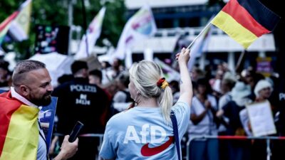 Copertina di “Merz  vuole giustificare  la sua svolta militarista,  mentre l’Afd ormai  vola”
