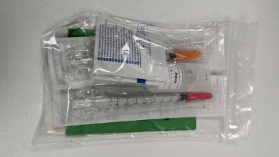 Copertina di Kit anti overdose a Bologna: Fdi contro il comune: “Soldi buttati”