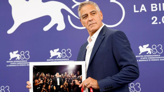C’è George Clooney:  “Gli Usa? Nel 2028 torna la democrazia. E sto con Ruffalo…”