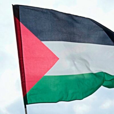 Copertina di “Dite ai bambini di togliere o girare la maglia col simbolo della Palestina o uscite dal palazzetto”: il caso a Fasano durante i Giochi del Mediterraneo