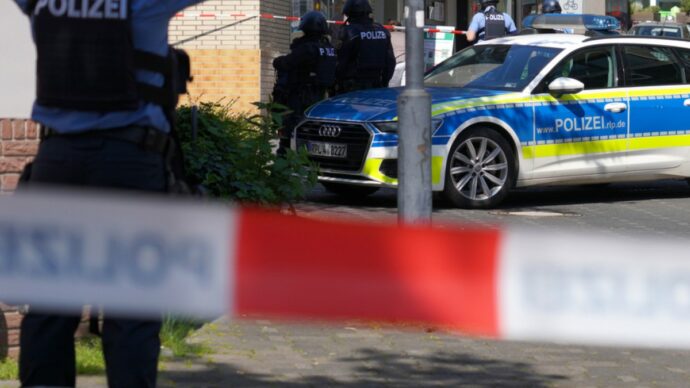 Esplosione alla stazione centrale di Augusta in Germania, due feriti lievi: artificieri sul posto
