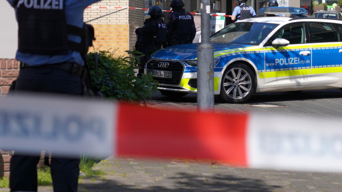 esplosione alla stazione centrale di augusta in germania due feriti lievi artificieri sul posto da Ilfattoquotidiano.it esplosione alla stazione centrale di augusta in germania due feriti lievi artificieri sul posto