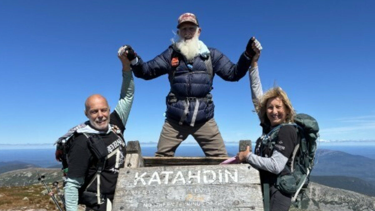 “Ho 91 anni e ho completato uno dei trekking più famosi al mondo. A pochi metri dalla vetta sono caduto, non riuscivo più a muovermi ma sono riuscito a farcela”: la storia di Dale Sanders