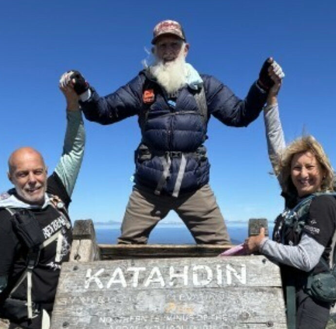 “Ho 91 anni e ho completato uno dei trekking più famosi al mondo. A pochi metri dalla vetta sono caduto, non riuscivo più a muovermi ma sono riuscito a farcela”: la storia di Dale Sanders