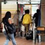 Copertina di Caldo torrido nelle scuole, dalla Puglia alla Sicilia i sindaci chiedono di posticipare le lezioni: “A rischio salute degli studenti”. Anche i medici per il rinvio