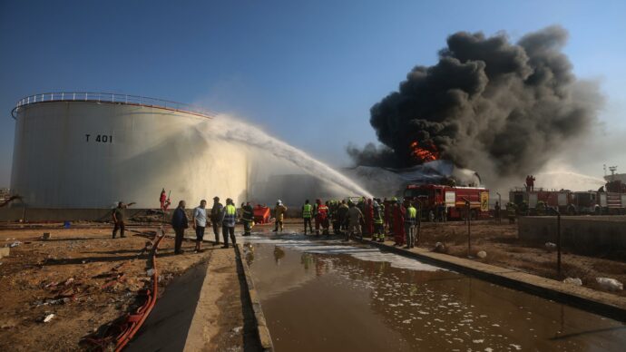La crisi energetica colpisce anche la Libia ricca di petrolio. Accordi svantaggiosi, spaccatura nel Paese e attacchi con droni: le cause