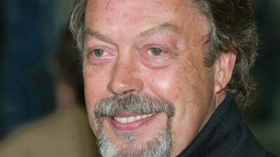 Copertina di “Tim Curry è morto per una malattia coronarica. Hanno contribuito i precedenti come l’ictus e il tumore al rene”: rivelate le prime analisi del medico legale