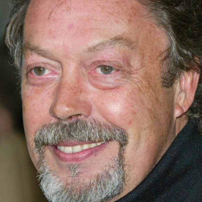 “Tim Curry è morto per una malattia coronarica. Hanno contribuito i precedenti come l’ictus e il tumore al rene”: rivelate le prime analisi del medico legale
