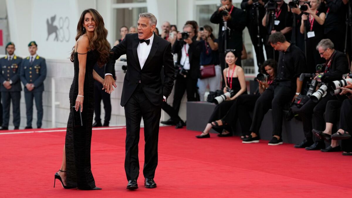 show di george clooney sul red carpet di venezia il premio alla carriera ho pensato 8216forse sanno qualcosa che io non so magari hanno parlato con i miei medici da Ilfattoquotidiano.it show di george clooney sul red carpet di venezia il premio alla carriera ho pensato 8216forse sanno qualcosa che io non so magari hanno parlato con i miei medici