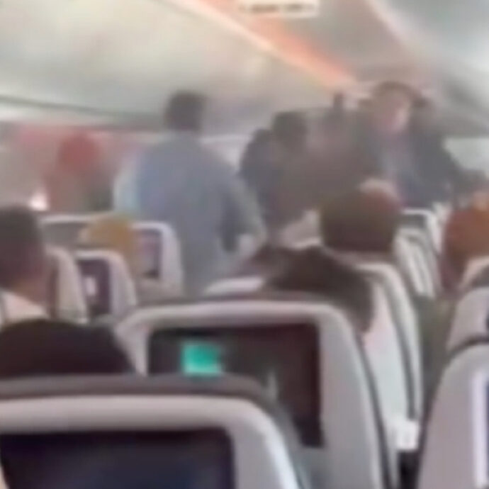 Powerbank esplode in aereo e il fumo invade la cabina: scatta l’allarme su un volo Aeroméxico