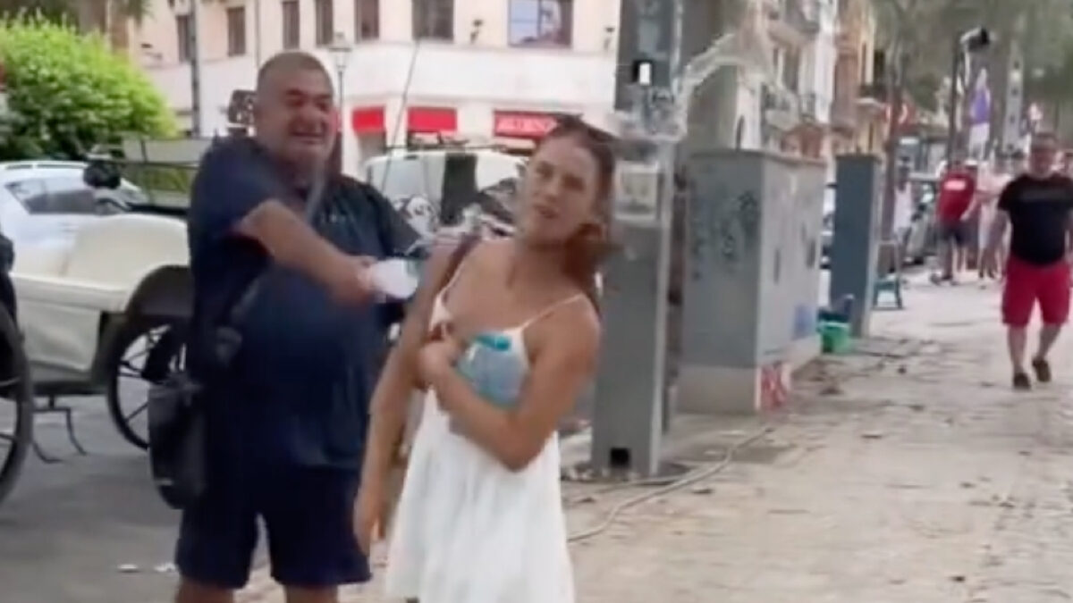 “Un cocchiere mi ha dato della nazista e mi ha buttato l’acqua in faccia. Gli avevo chiesto di dare da bere al suo cavallo”: la denuncia di una turista tedesca