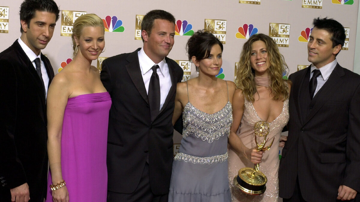 “È stato uno dei geni della commedia del nostro tempo. Ci ha dato anche molto di più parlando della sua dipendenza”: Netflix annuncia una serie su Matthew Perry, il Chandler Bing di Friends