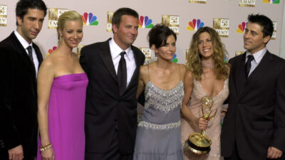 Copertina di “È stato uno dei geni della commedia del nostro tempo. Ci ha dato anche molto di più parlando della sua dipendenza”: Netflix annuncia una serie su Matthew Perry, il Chandler Bing di Friends