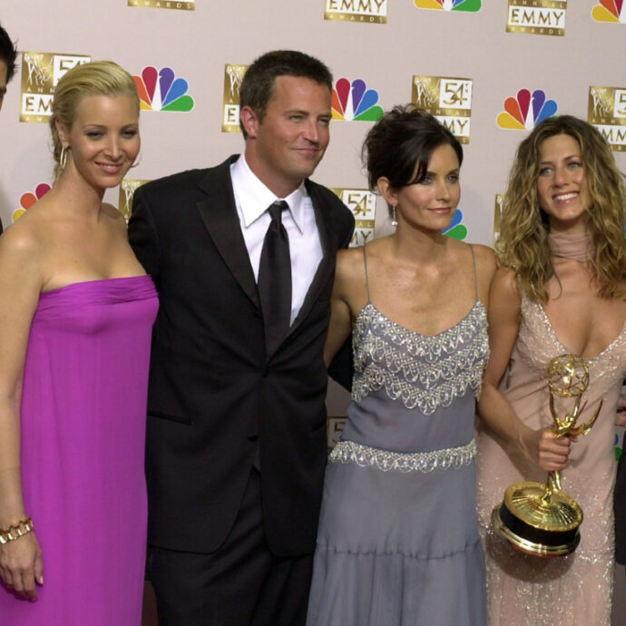 “È stato uno dei geni della commedia del nostro tempo. Ci ha dato anche molto di più parlando della sua dipendenza”: Netflix annuncia una serie su Matthew Perry, il Chandler Bing di Friends