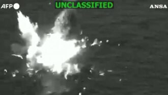 Copertina di Distrutta una presunta nave della droga nell’Oceano Pacifico: l’inseguimento e l’esplosione