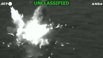 Copertina di Distrutta una presunta nave della droga nell’Oceano Pacifico: l’inseguimento e l’esplosione