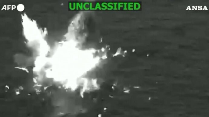 Distrutta una presunta nave della droga nell’Oceano Pacifico: l’inseguimento e l’esplosione