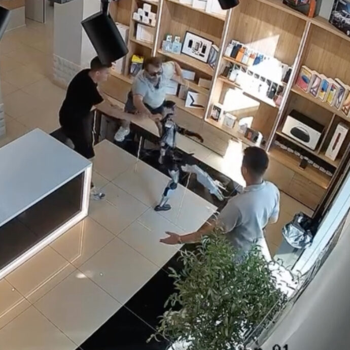 Cliente spinge un robot umanoide, lui reagisce tentando di colpirlo con un calcio: il video è virale