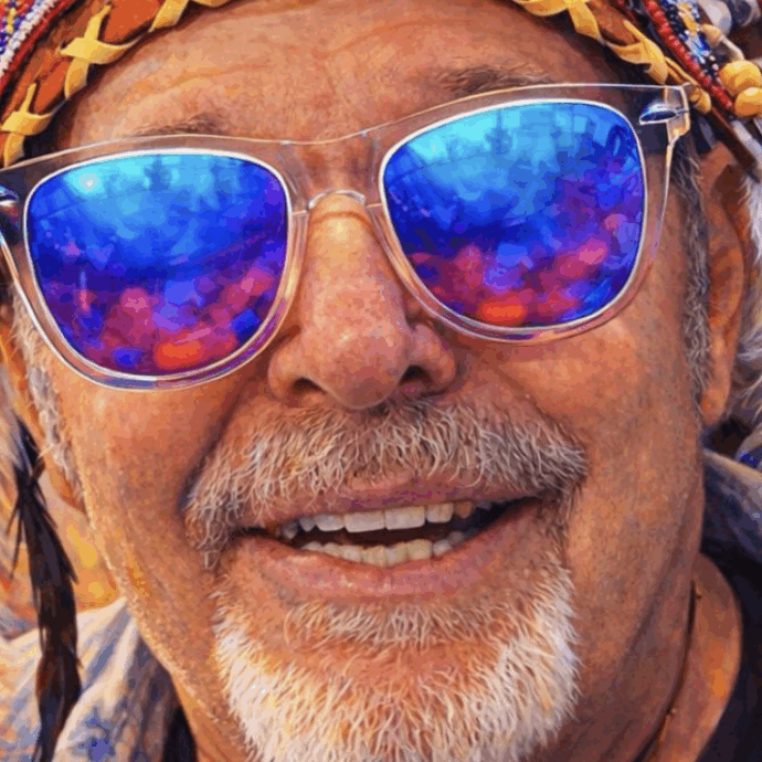 “A 18 anni volevo entrare nei paracadutisti. Volevo vedere se ero davvero in grado di buttarmi giù da un aereo, se avevo l’autocontrollo necessario”: così Vasco Rossi