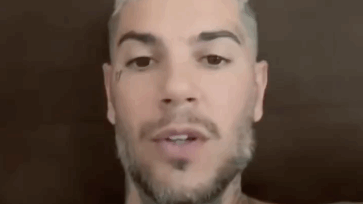 “Sembrate zozzoni. Andate in giro con i Rolex, avete posizione di rilevo nella società ma avete i denti come nel Trono di spade, tutti marroni, gialli”: così Emis Killa