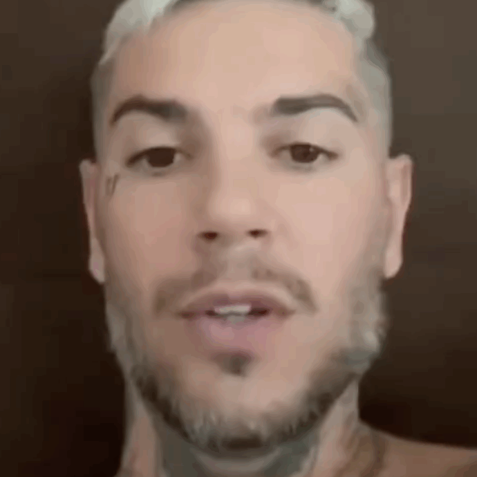 “Sembrate zozzoni. Andate in giro con i Rolex, avete posizione di rilevo nella società ma avete i denti come nel Trono di spade, tutti marroni, gialli”: così Emis Killa
