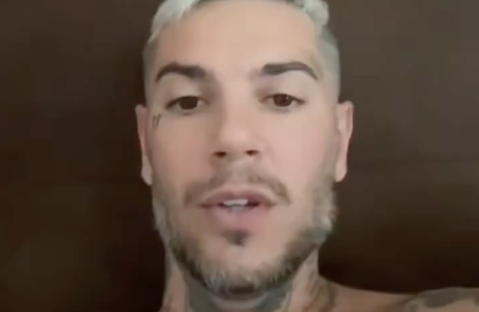 sembrate zozzoni andate in giro con i rolex avete posizione di rilevo nella societ224 ma avete i denti come nel trono di spade tutti marroni gialli cos236 emis killa da Ilfattoquotidiano.it sembrate zozzoni andate in giro con i rolex avete posizione di rilevo nella societ224 ma avete i denti come nel trono di spade tutti marroni gialli cos236 emis killa