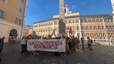 Copertina di “La conoscenza non marcia”: la battaglia per separare l’istruzione dall’industria bellica