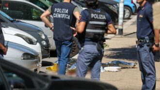 Soffoca la madre anziana con un cuscino e poi si lancia dalla finestra a Ostia. Indagini in corso