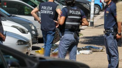 Copertina di Soffoca la madre anziana con un cuscino e poi si lancia dalla finestra a Ostia. Ignoto il movente