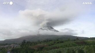 Copertina di Indonesia, erutta il vulcano Sinabung: centinaia di sfollati. La cenere sui terreni agricoli minaccia i raccolti