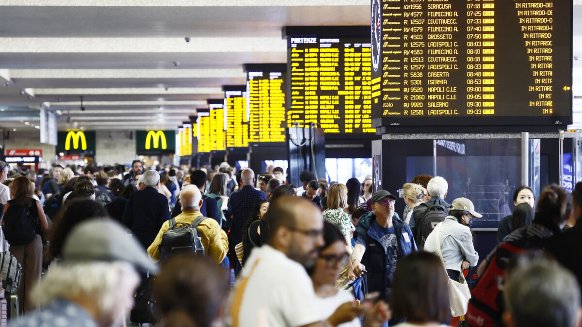 Rfi multata per 1,75 milioni per lo stop ai treni “causa chiodo” che danneggiò i cavi a Termini: “Non adottate misure idonee”