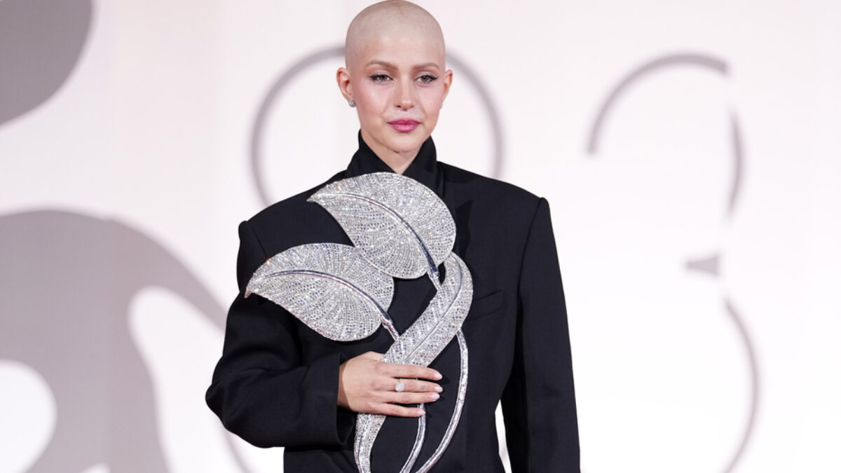 “Tengo gli occhiali sennò mi metto a piangere”: Natalia Paragoni incanta il Festival di Venezia, il look con la testa rasata per il tumore di Hodgkin