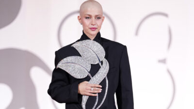 Copertina di “Tengo gli occhiali sennò mi metto a piangere”: Natalia Paragoni incanta il Festival di Venezia, il look con la testa rasata per il tumore di Hodgkin