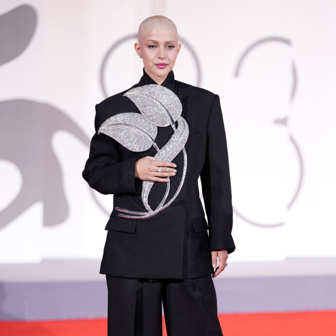 “Tengo gli occhiali sennò mi metto a piangere”: Natalia Paragoni incanta il Festival di Venezia, il look con la testa rasata per il tumore di Hodgkin