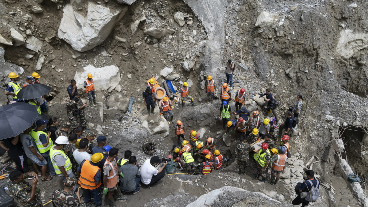 in nepal c8217232 ancora vita sotto al fango due operai trovati vivi sotto un tunnel dopo nove giorni da Ilfattoquotidiano.it in nepal c8217232 ancora vita sotto al fango due operai trovati vivi sotto un tunnel dopo nove giorni