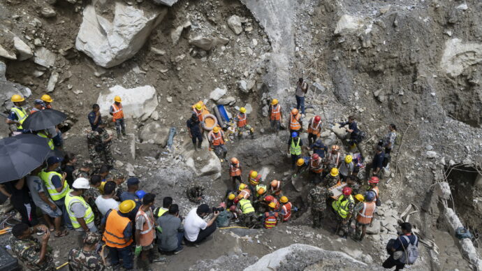 In Nepal c’è ancora vita sotto al fango: due operai trovati vivi sotto un tunnel dopo nove giorni