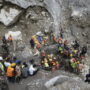 Copertina di In Nepal c’è ancora vita sotto al fango: due operai trovati vivi sotto un tunnel dopo nove giorni