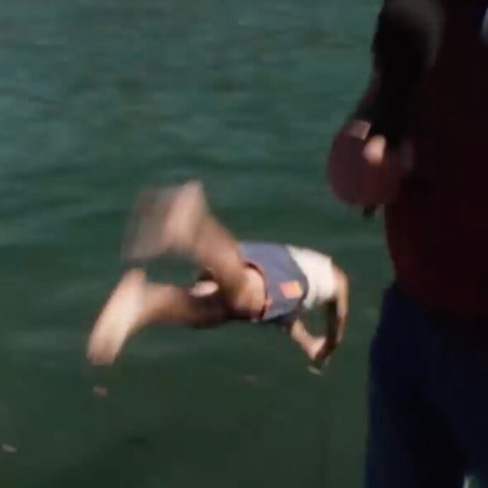 Mario Acampa si spoglia e si tuffa nel Lago di Como durante il collegamento con “Camper”: “Saluto con una sfida, mi butto in acqua. Esperienza pazzesca”