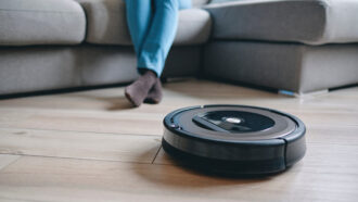 Usa il robot aspirapolvere per filmare il tradimento della moglie: il giudice gli assegna 500 mila dollari di risarcimento, ma viene condannato al carcere per violazione della privacy