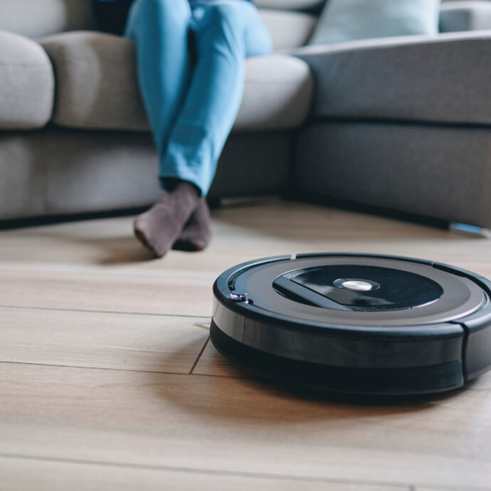 Usa il robot aspirapolvere per filmare il tradimento della moglie: il giudice gli assegna 500 mila dollari di risarcimento, ma viene condannato al carcere per violazione della privacy