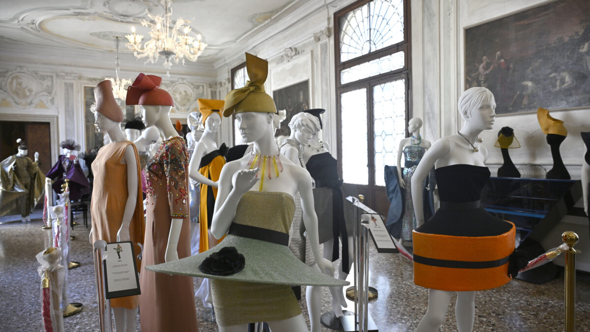 A Venezia apre la Casa-Museo Pierre Cardin: 350 abiti fanno rivivere il palazzo (e il mito) dello stilista-architetto che vestì i Beatles e inventò la moda del futuro