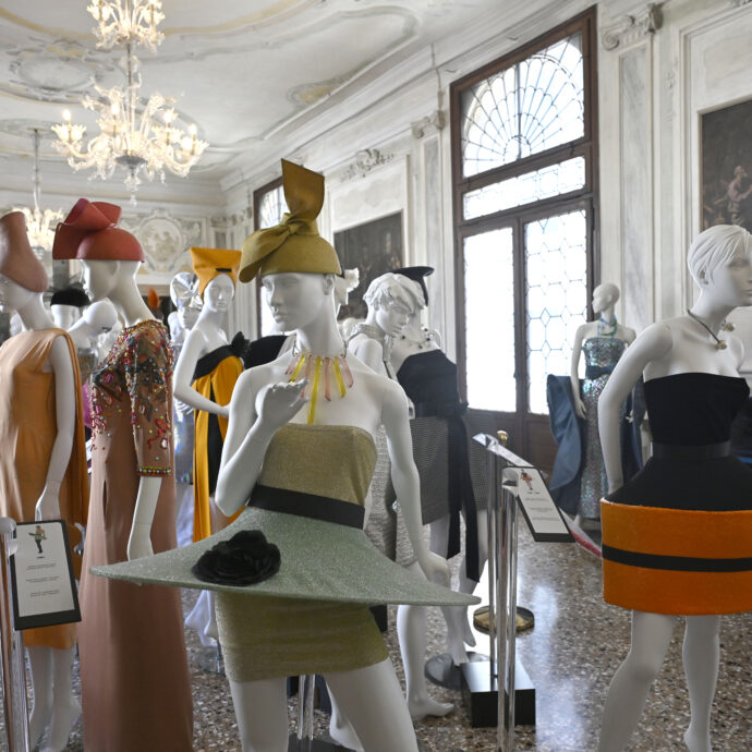 A Venezia apre la Casa-Museo Pierre Cardin: 350 abiti fanno rivivere il palazzo (e il mito) dello stilista-architetto che vestì i Beatles e inventò la moda del futuro