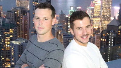 Copertina di Un mega party di 3 giorni in Costa Smeralda, Sinner e Sam Altman tra gli ospiti vip e regali di nozze per quasi 2 milioni: il matrimonio da sogno di Brendan Blumer e Salvatore Spano