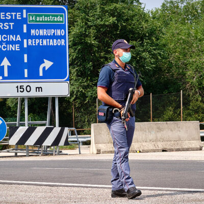 Copertina di La Ue ci rimanda i migranti, Meloni invece se li tiene. Viaggio a Trieste, dove il governo si inventa la frontiera che non c’è