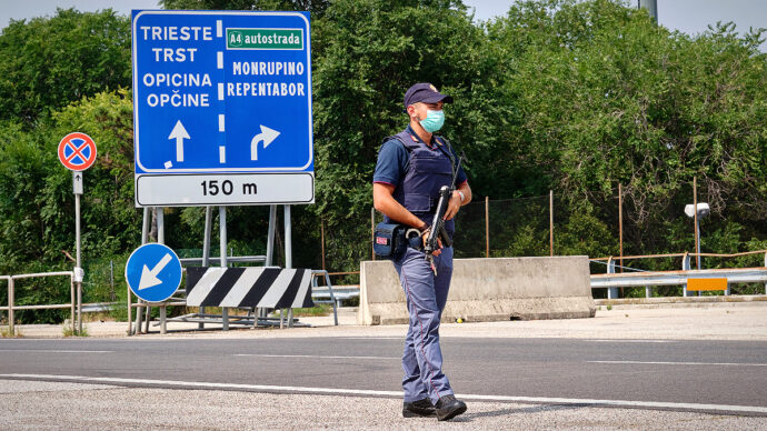 La Ue ci rimanda i migranti, Meloni invece se li tiene. Viaggio a Trieste, dove il governo si inventa la frontiera che non c’è