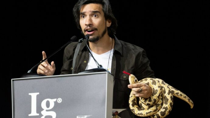 Dagli orinatoi anti-schizzo alle mutande sotterrate fino ai serpenti calpestati e i baci scientifici, ecco gli IgNobel 2026