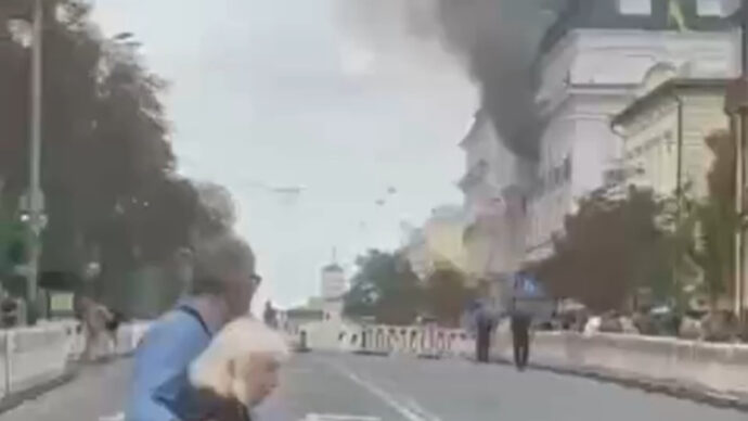 Drone russo contro la sede degli 007 a Kiev. Zelensky: “Ci vendicheremo, sappiamo già dove colpire”. Danneggiata la Cattedrale di Santa Sofia