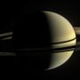 Copertina di Un gigantesco decagono è comparso su Saturno: il “mistero” della nuova onda al polo sud